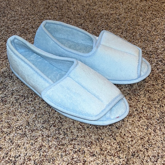 🍄3/$38🍄 NEW slippers - Picture 1 of 5